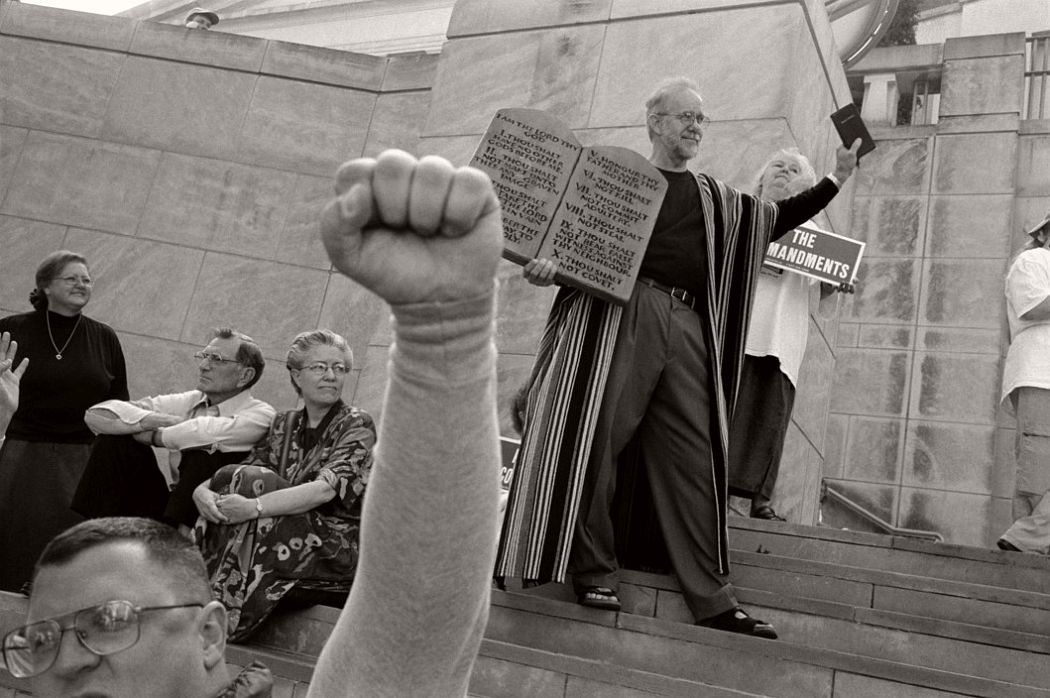 USA. Alabama. Montgomery. November 12th, 2003. Fundamentalist Christians display the Ten Commandments at the rally in favour of State Supreme Chief Justice Roy MOORE about to be dismissed for refusing to remove a 15 ton Ten Commandments sculpture from the entrance hall to the Supreme Court.