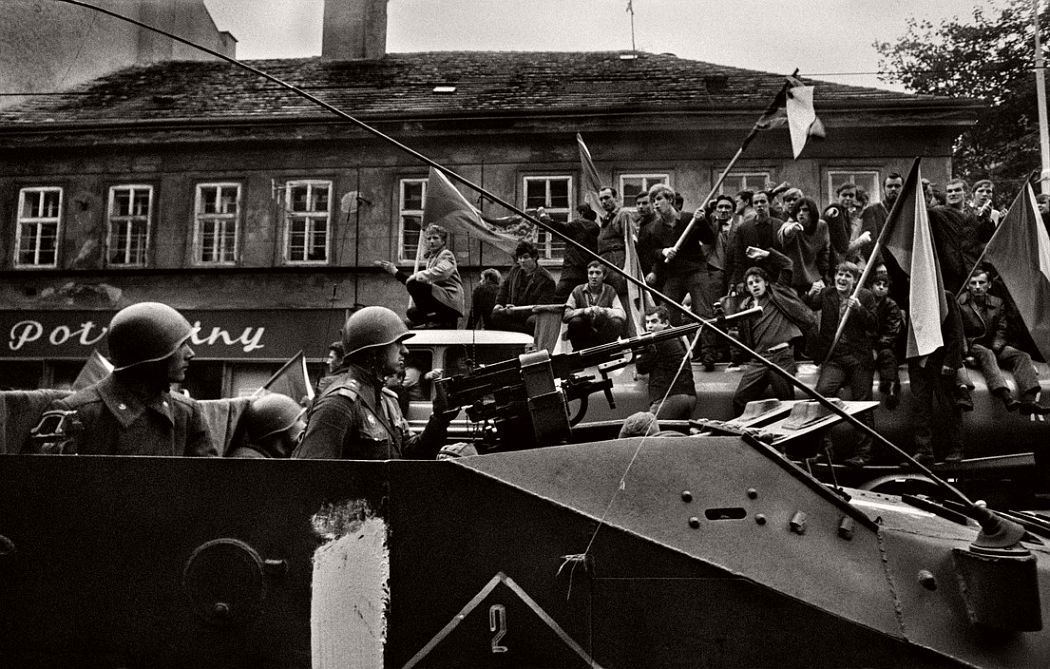 CZECHOSLOVAKIA. Prague. Warsaw Pact tanks invade Prague. 21st of August 1968. TCHECOSLOVAQUIE. Prague. Invasion par les armées du Pacte de Varsovie. 21 Aout 1968.