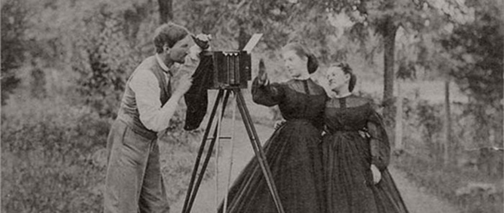 vintage-19th-century-photographers-with-their-cameras-monovisions