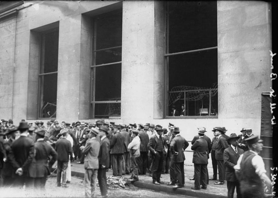 Wall-Street-bombing-in-1920-06