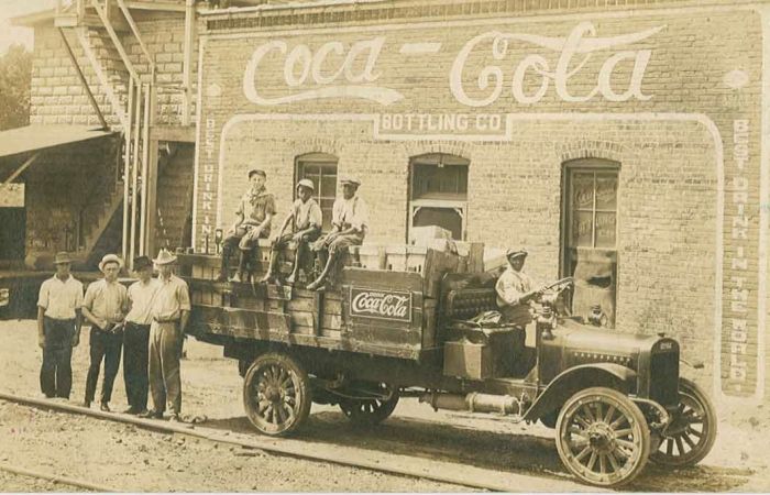 Coca-Cola-Delivery-Trucks-Through-the-Years-50