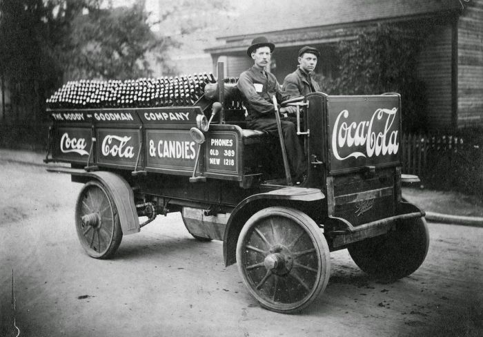 Coca-Cola-Delivery-Trucks-Through-the-Years-51