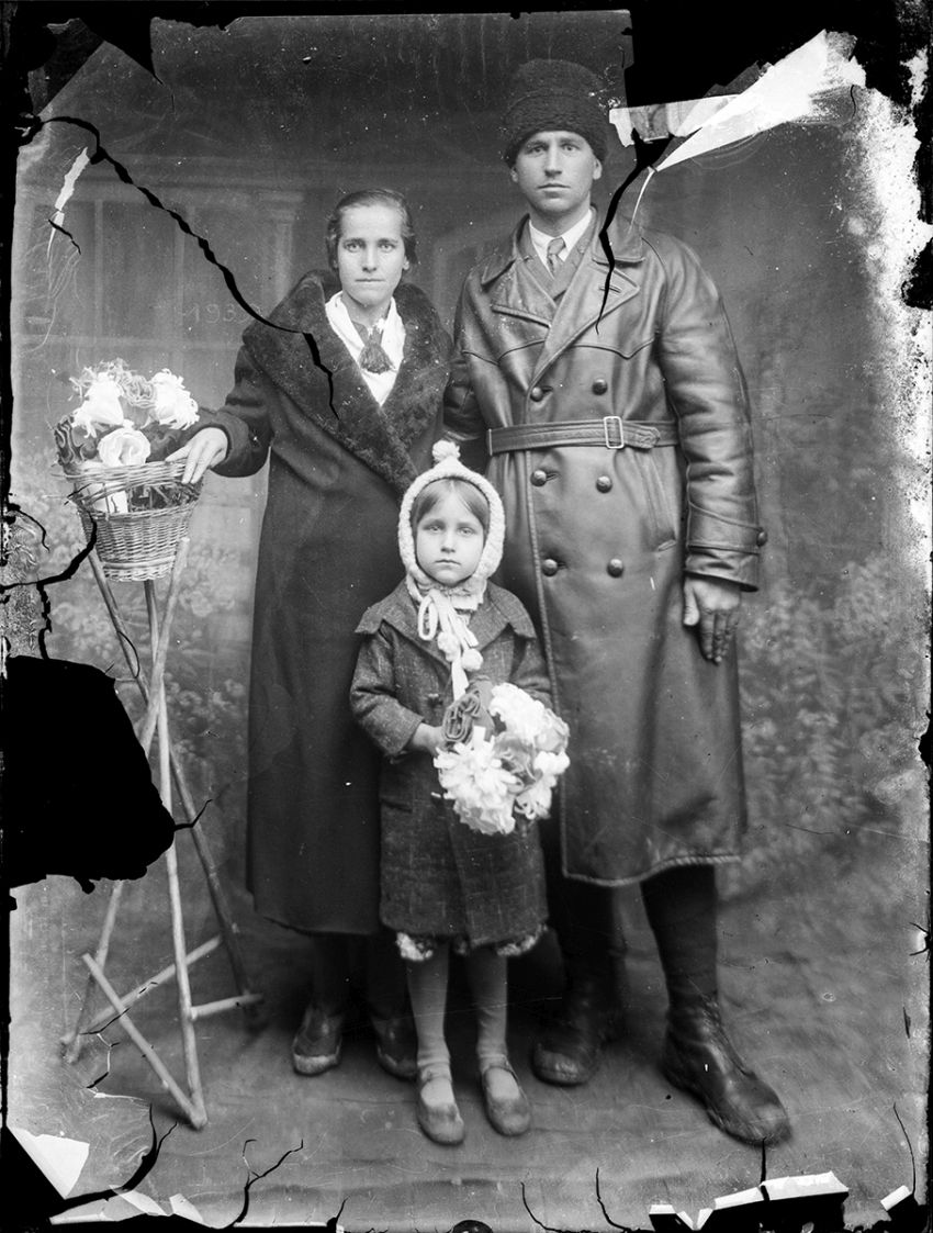 Glass-Plate Family Portraits from Romania (1940s) / Costică Acsinte / Public Domain