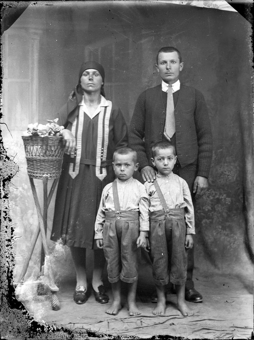 Glass-Plate Family Portraits from Romania (1940s) / Costică Acsinte / Public Domain