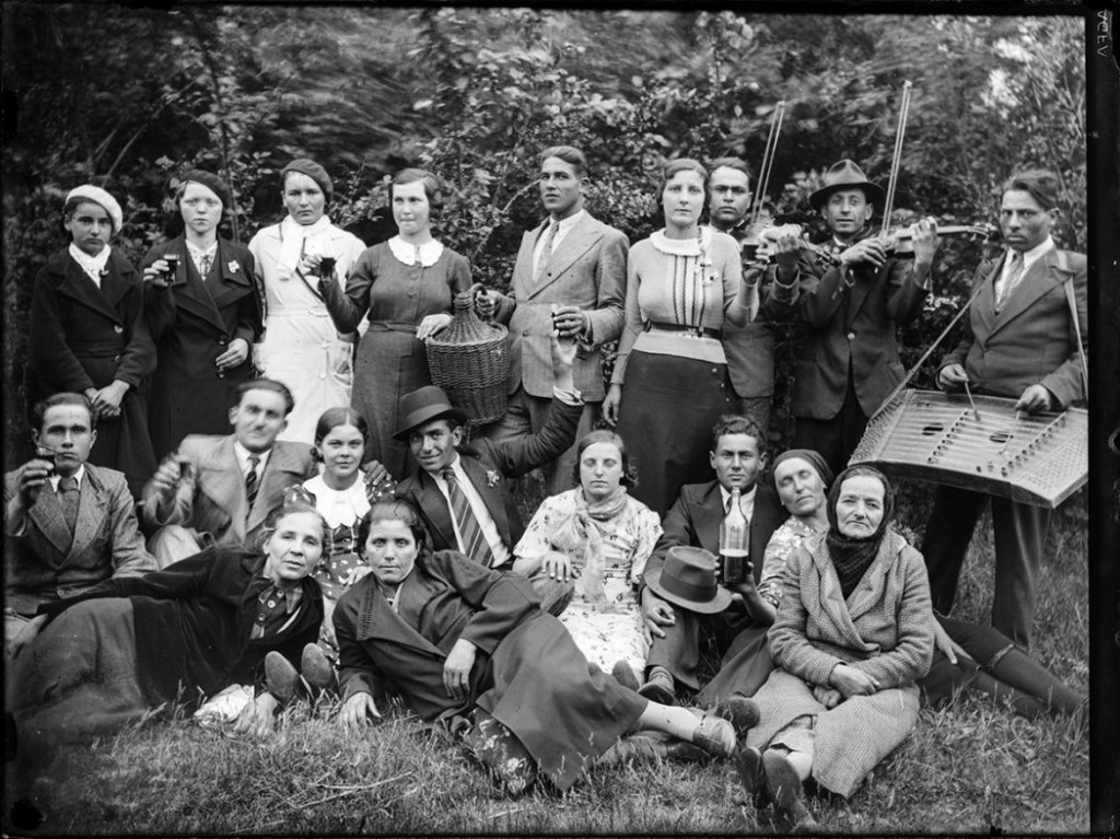 Glass-Plate Group Portraits from Romania (1940s) | MONOVISIONS - Black ...