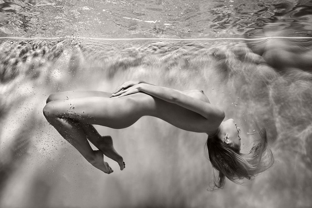 black-and-white-underwater-nudes-by-harry-fayt-02