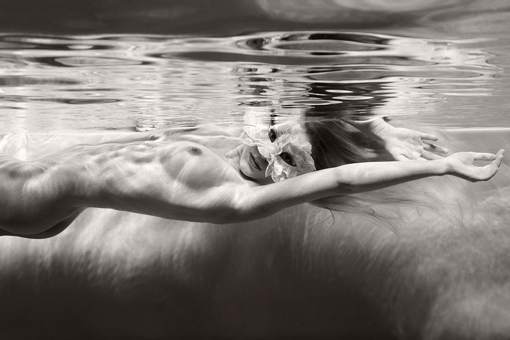 black-and-white-underwater-nudes-by-harry-fayt-04