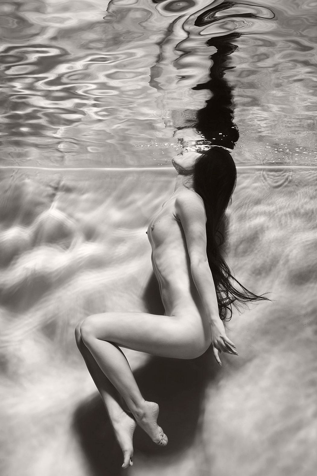black-and-white-underwater-nudes-by-harry-fayt-08