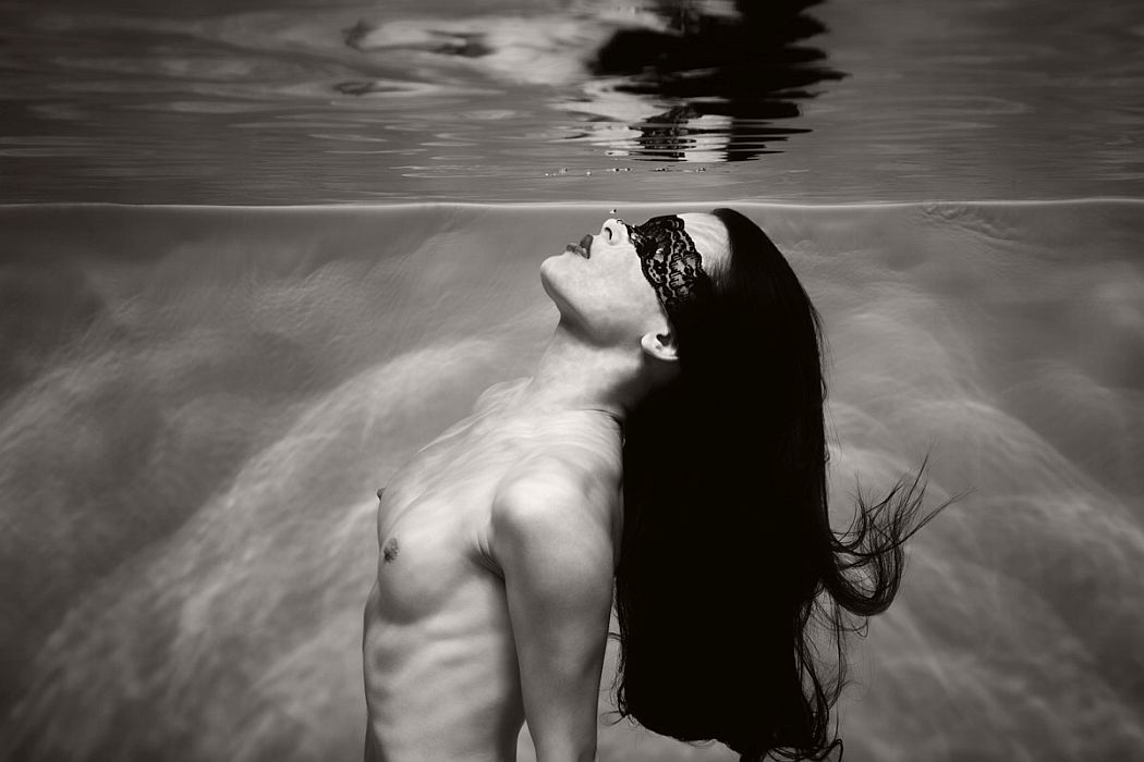 black-and-white-underwater-nudes-by-harry-fayt-09