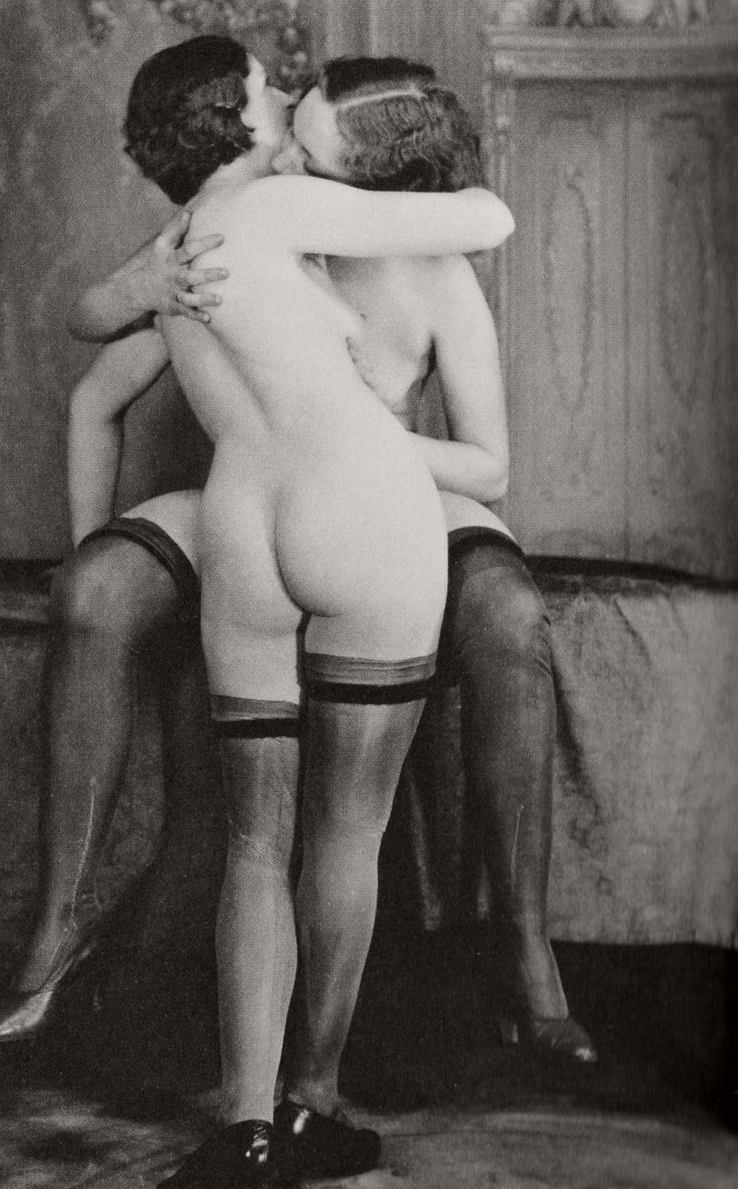 classic-vintage-lesbian-erotic-nude-french-postcard-1930s-08