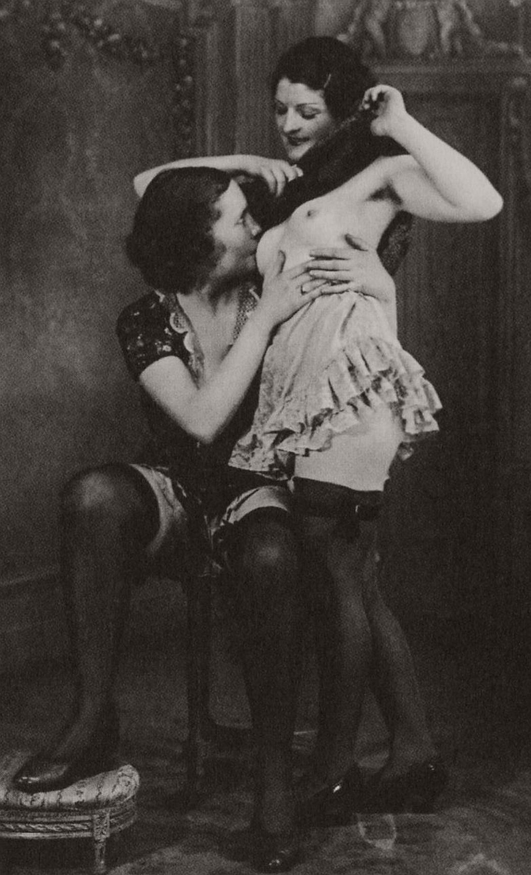 classic-vintage-lesbian-erotic-nude-french-postcard-1930s-14