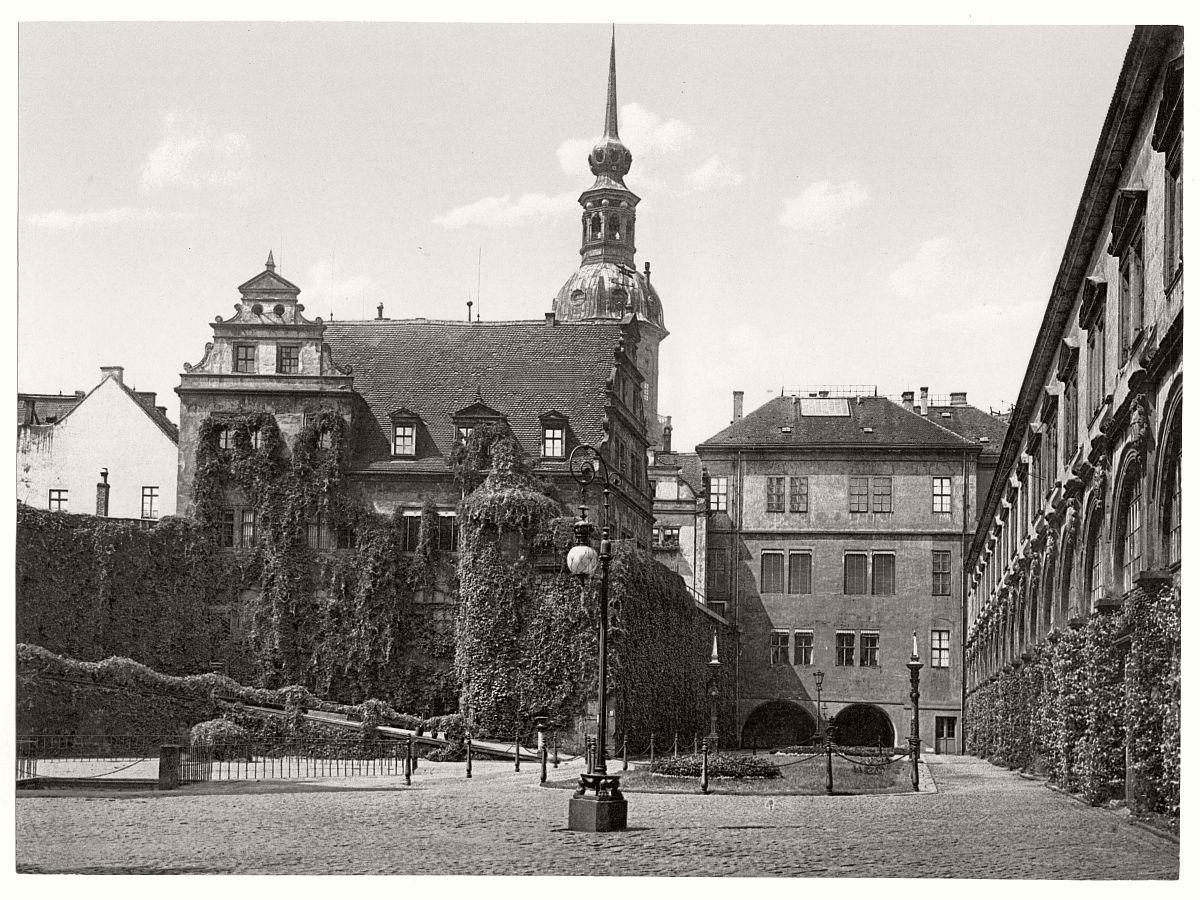 historic-bw-photo-german-Dresden-castle-17