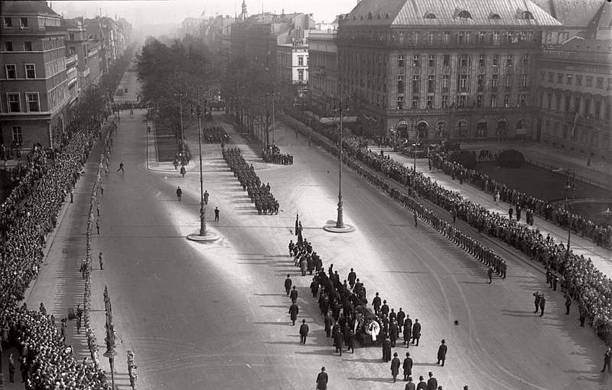 Historic photos of City Life of Berlin during the interwar period (1920s) 