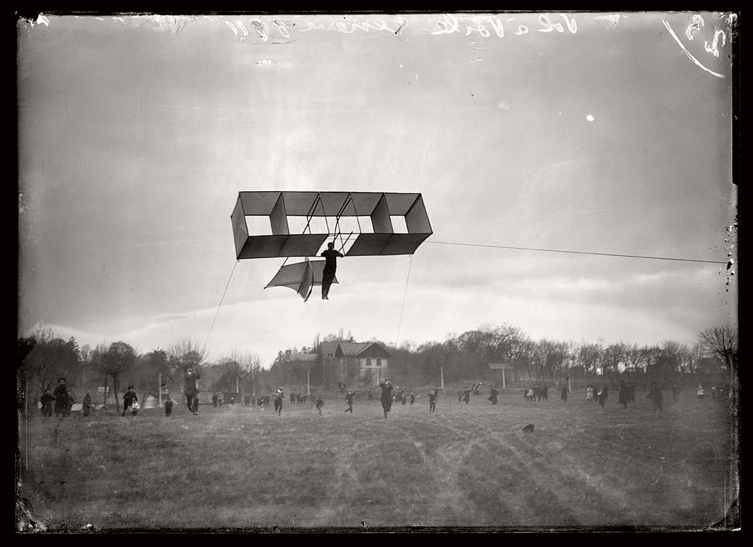 Ein Segelflieger hebt in Genf 1911 vom Boden ab.  (KEYSTONE/Glasplatten-ARCHIV/Str)    A glider pilot is lifting from the ground in Geneva, Switzerland, pictured in the year 1911.  (KEYSTONE/Glasplatten-ARCHIV/Str)