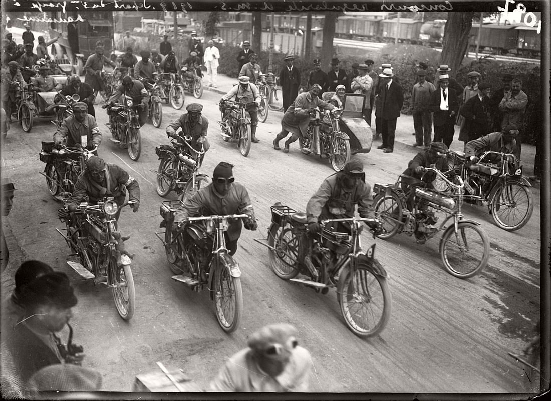 Ein Motorradrennen U.M.S., Start von Gruppe 3 in Lausanne, aufgenommen im Jahr 1919. (KEYSTONE/Glasplatten-ARCHIV/Str)