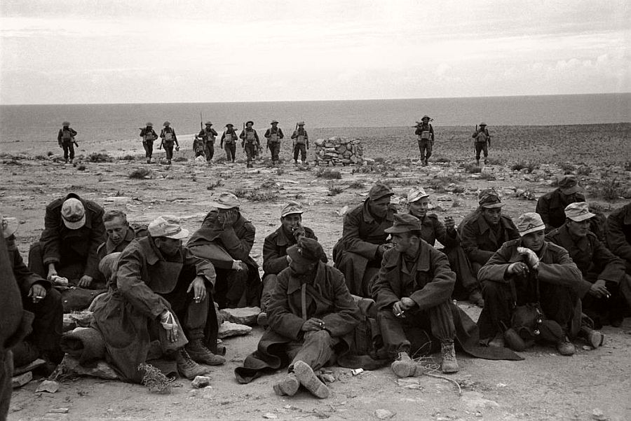 EGYPT. Western Desert. German prisoners near the sea close to Dirne. 1941.