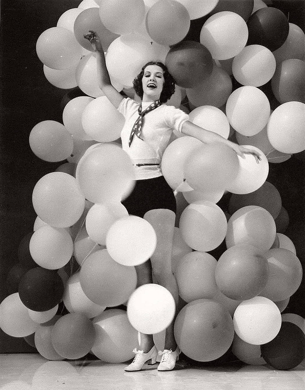 vintage-black-white-portrait-hollywood-movie-actress-1930s-Eleanor-Powell