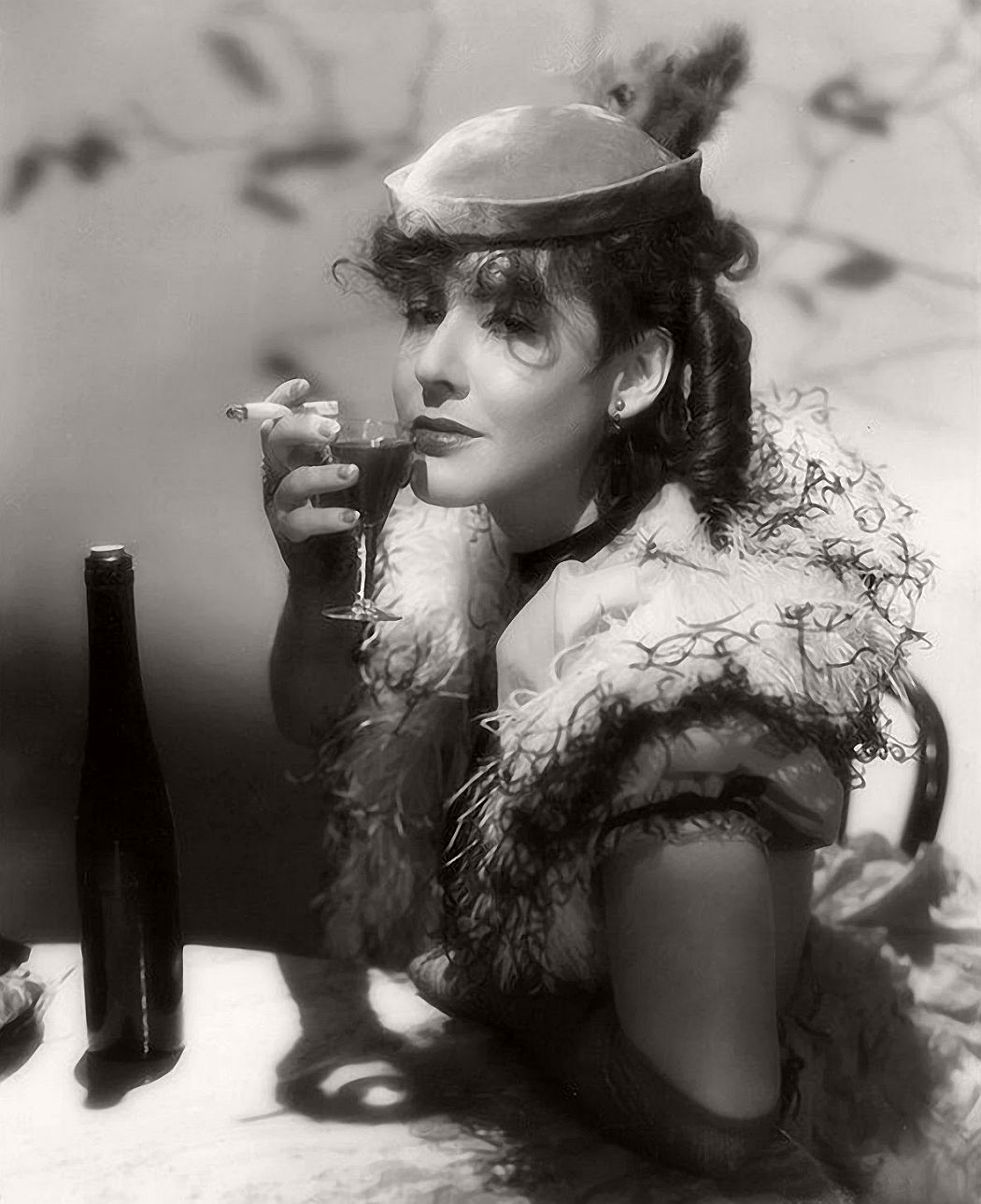 vintage-black-white-portrait-hollywood-movie-actress-1930s-Mae-Clarke