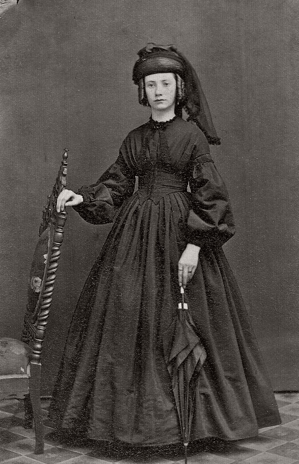 Vintage Daguerreotypes of widows in mourning (Victorian era, 1800s) 