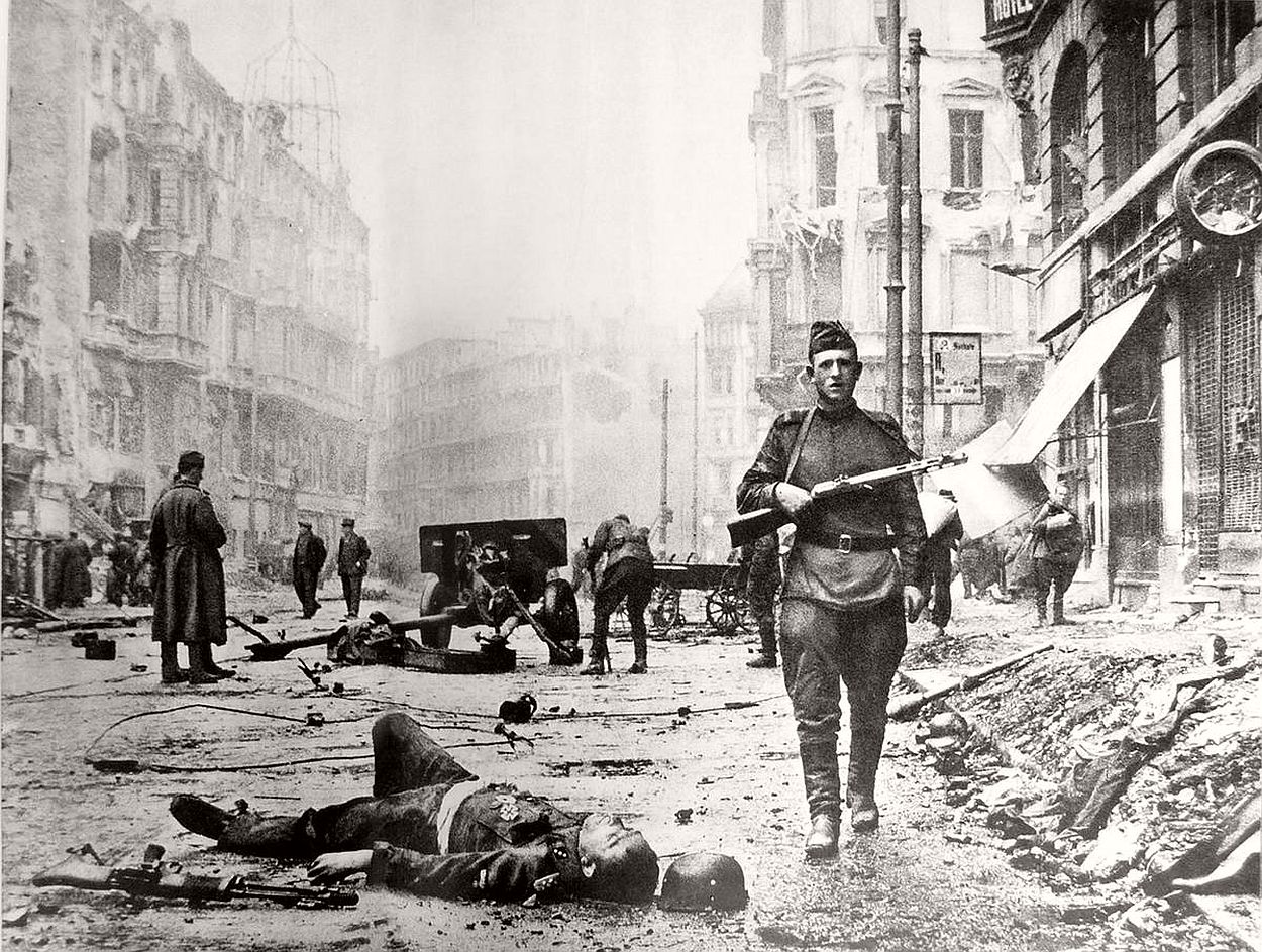 vintage-historic-photos-of-the-battle-of-berlin-1945-b&w-07
