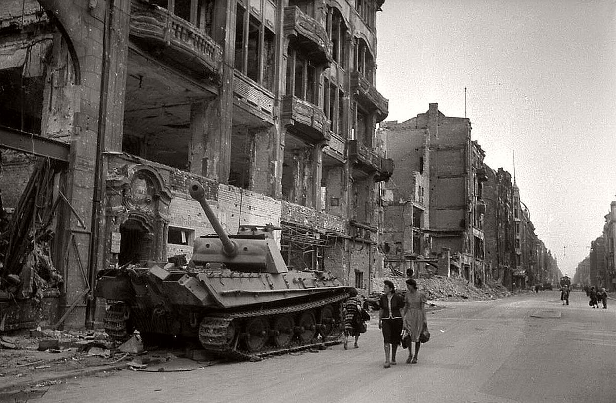 vintage-historic-photos-of-the-battle-of-berlin-1945-b&w-21