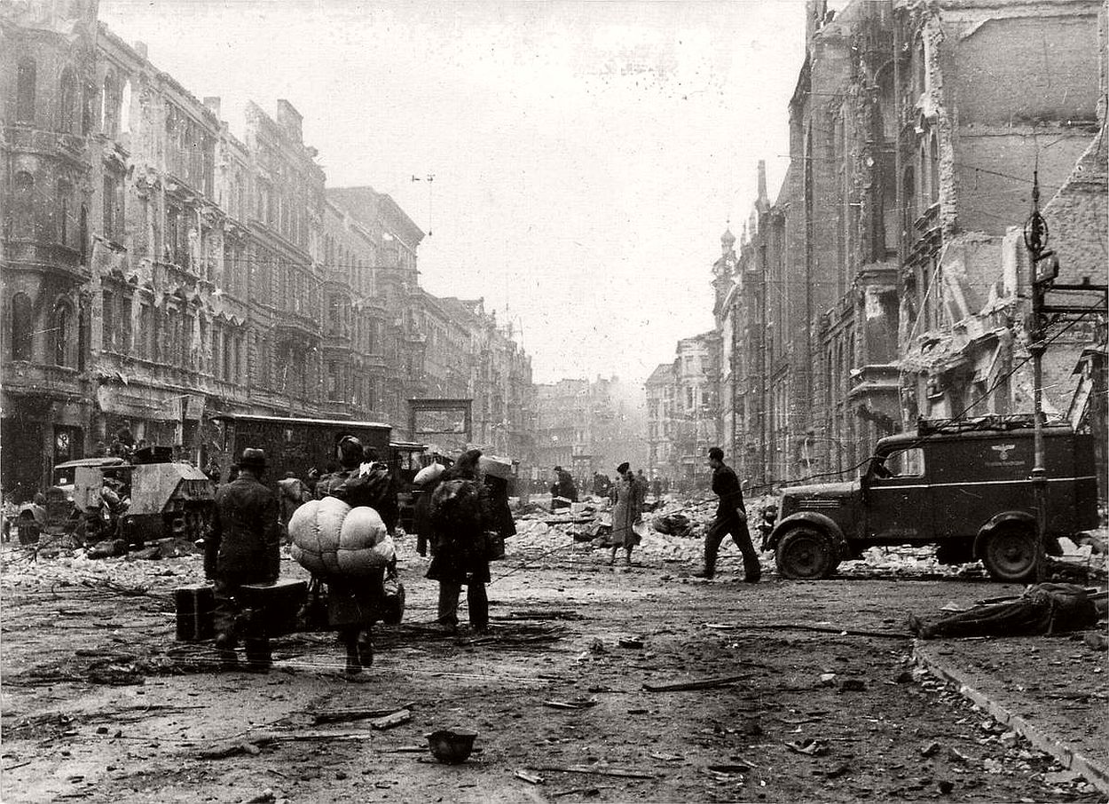 vintage-historic-photos-of-the-battle-of-berlin-1945-b&w-22
