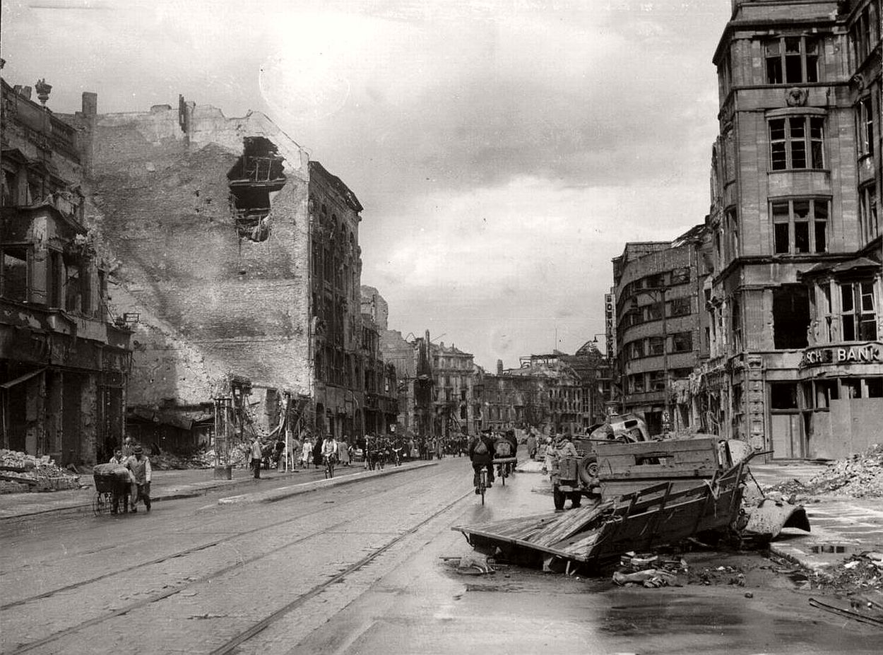 Немецкие города времен великой отечественной. Берлин после войны 1945. Берлинские улицы в 1945. Германия Берлин 1941.