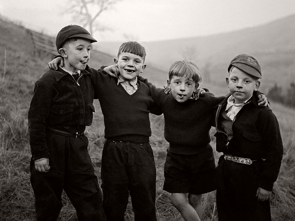 G.B. WALES. Rhondda valley. 4 boys. 1957.