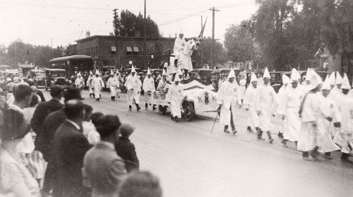 vintage-ku-klux-klan-parade-in-1920s-01