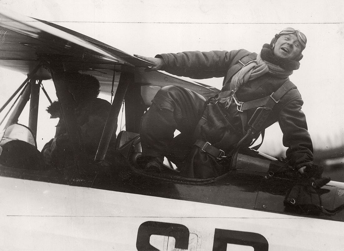 Pilot Joseph Orlowski gets off the plane. Warsaw, 1933