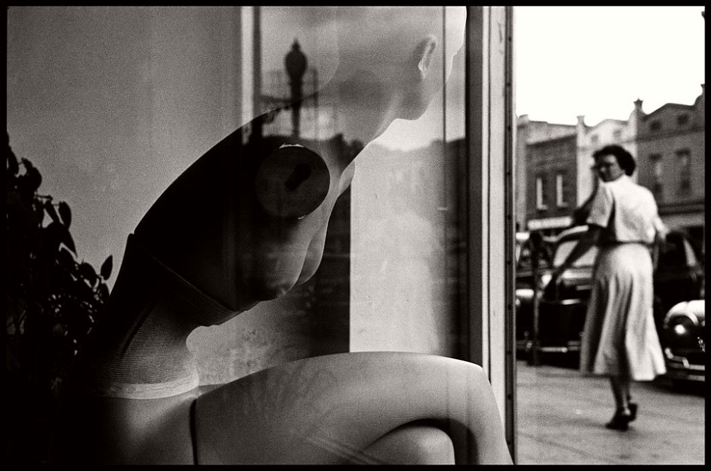 Elliott Erwitt: Retrospective | MONOVISIONS - Black & White Photography ...