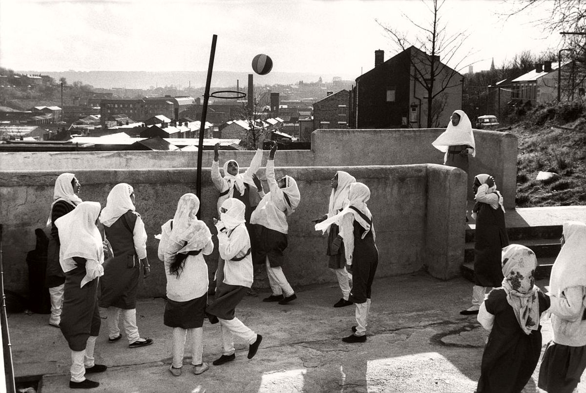 GB. ENGLAND. Yorkshire. Batley. At the Zakaria Muslim Girls High School, funded by the muslim community, girls in hijab (islamic dress) play touchball. 1989.