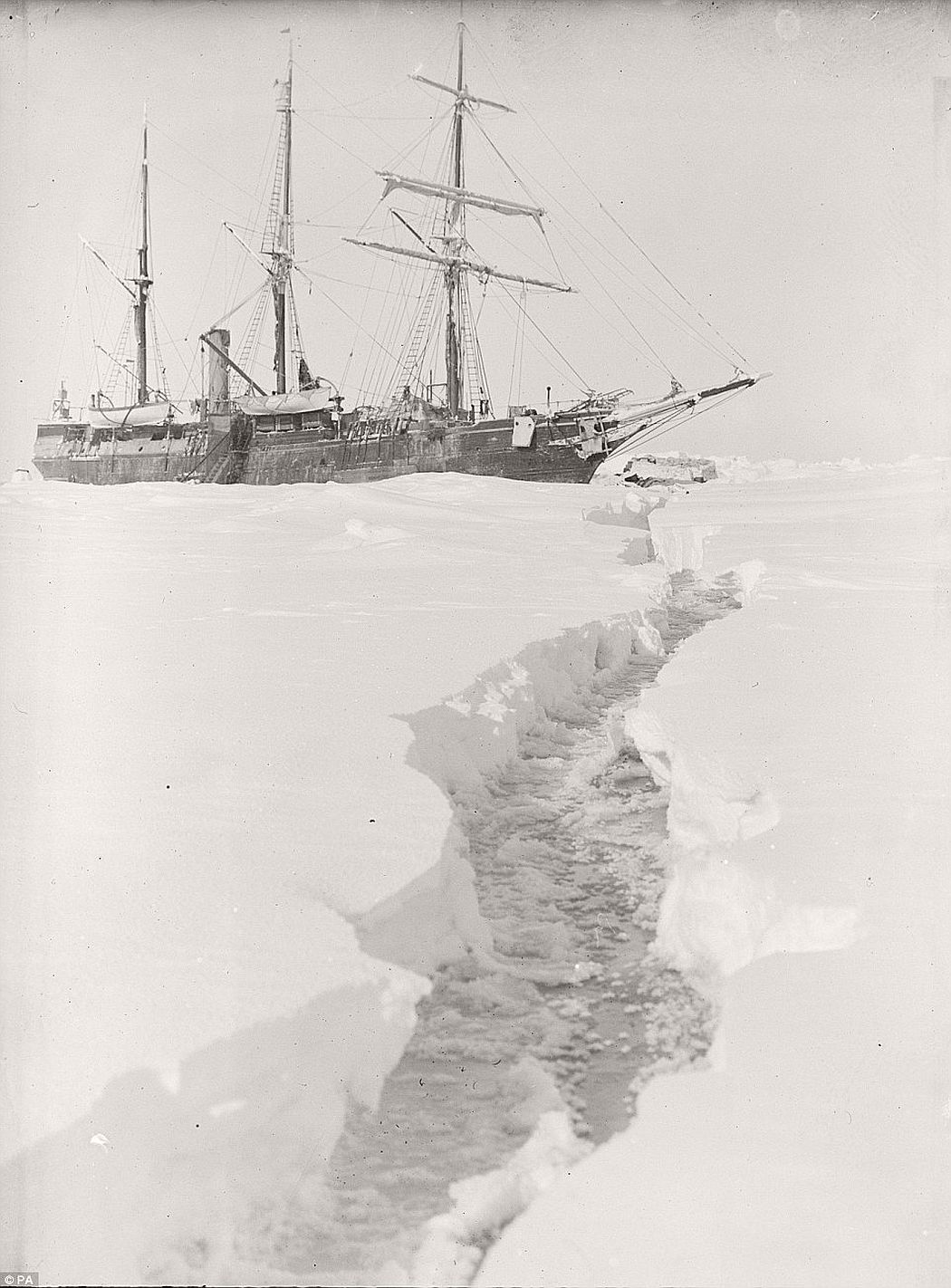 sir-ernest-shackletons-1915-expedition-to-the-antarctic-vintage-05