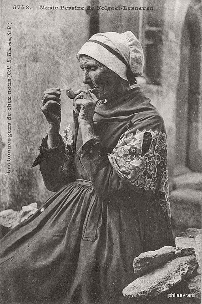 vintage-portraits-of-women-smoking-pipes-1900s-19