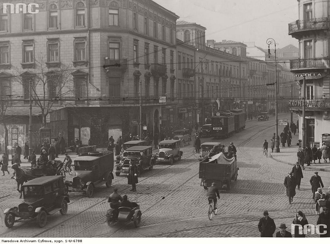 crossing-between-nowy-swiat-and-aleje-jerozolimskie-streets-in-warsaw-1929-1939