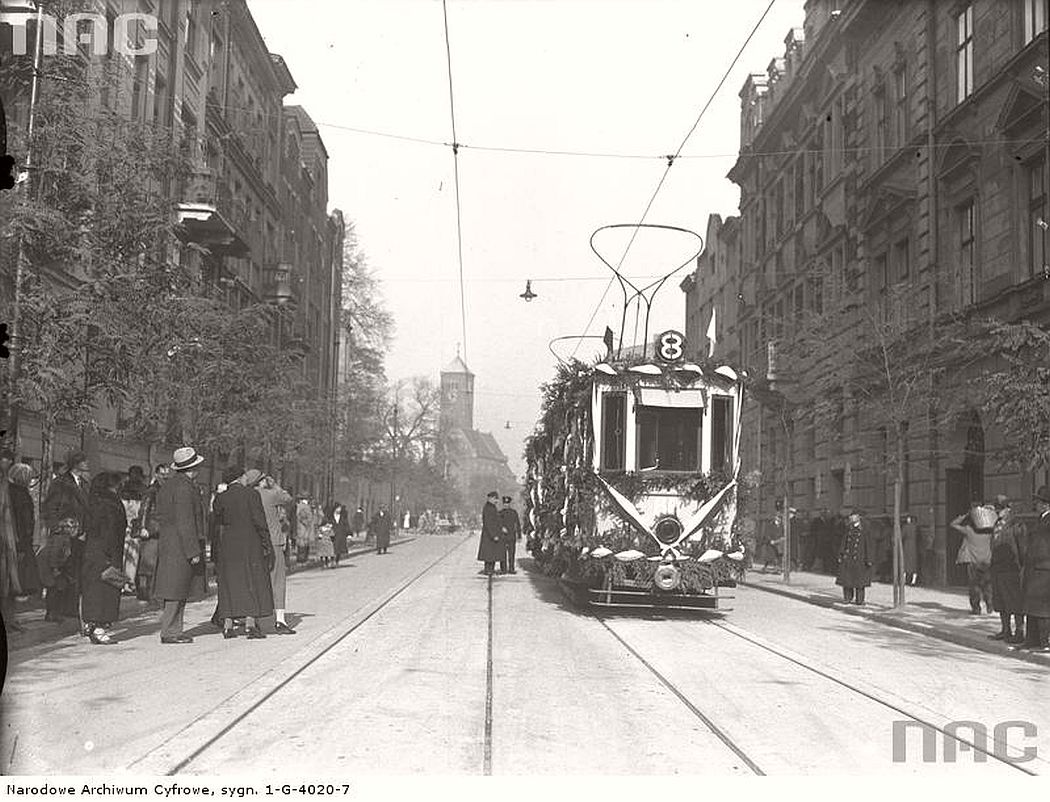decorated-tram-during-the-opening-ceremony-of-the-new-line-in-krakow-1934