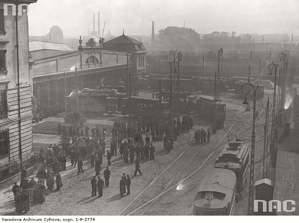 depot-near-kaweczynska-street-during-the-strike-warsaw-1937