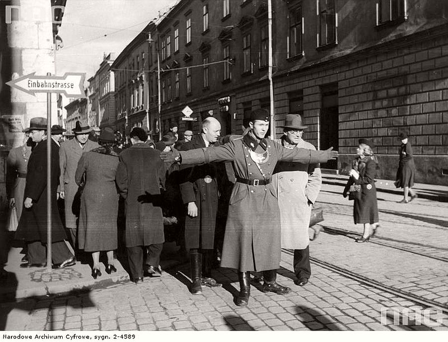 german-police-officer-at-work-1940