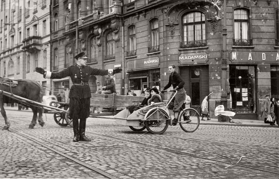 skrzyżowanie ulic-Nowego-Świata-i-Ksiazeca-1940