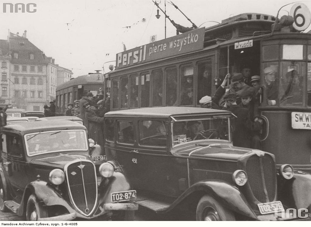 overcrowded-trams-in-warsaw-1937