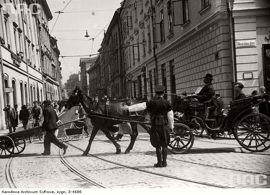 polish-policeman-directing-traffic-in-krakow-1941