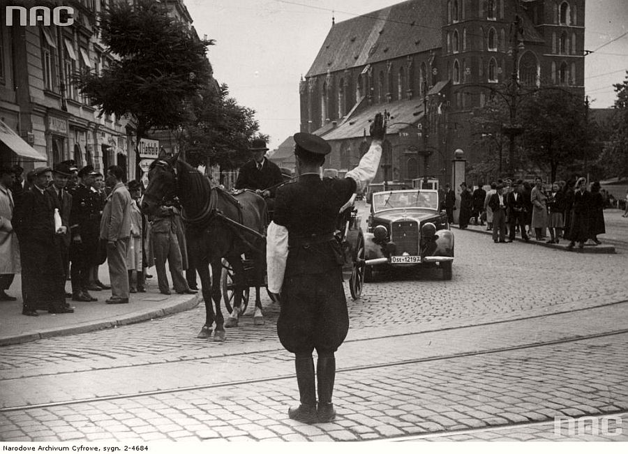 st-marys-church-kosciol-mariacki-in-the-background-krakow-1941