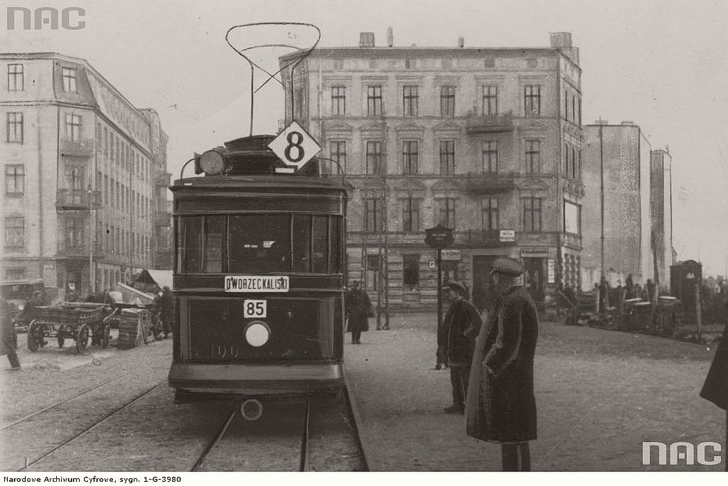 tram-herbrand-u107c-near-lodz-fabryczna-in-lodz-1930s