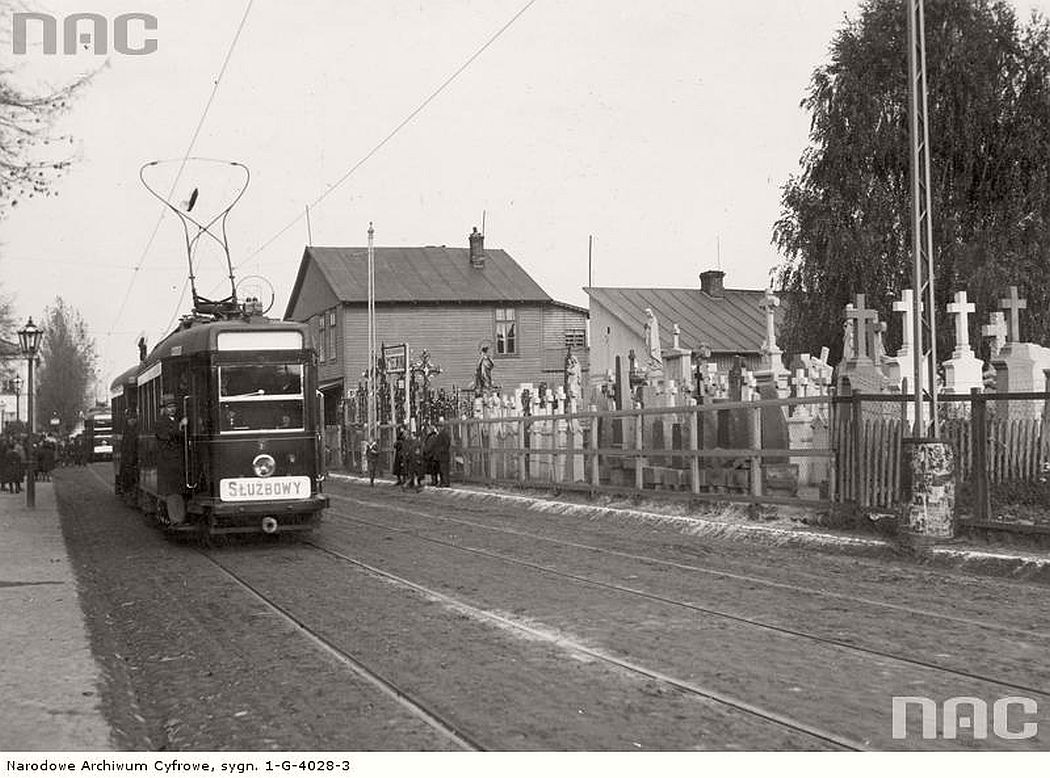 trams-at-the-final-station-of-brodnowski-brodzienskim-cementary-near-sw-wincentego-street-in-warsaw-1934
