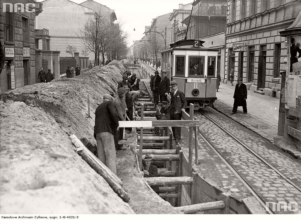 workers-building-a-new-tram-line-on-the-karmelicka-street-in-krakow-1936