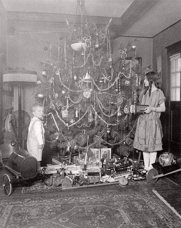 Vintage: Children Celebrating Christmas (1900s) 