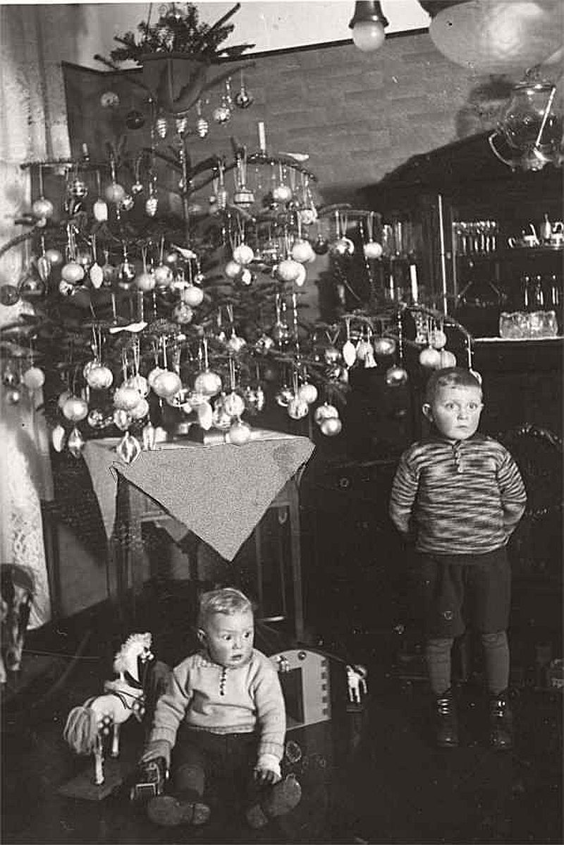 vintage-children-celebrating-christmas-1900s-early-xx-century-12
