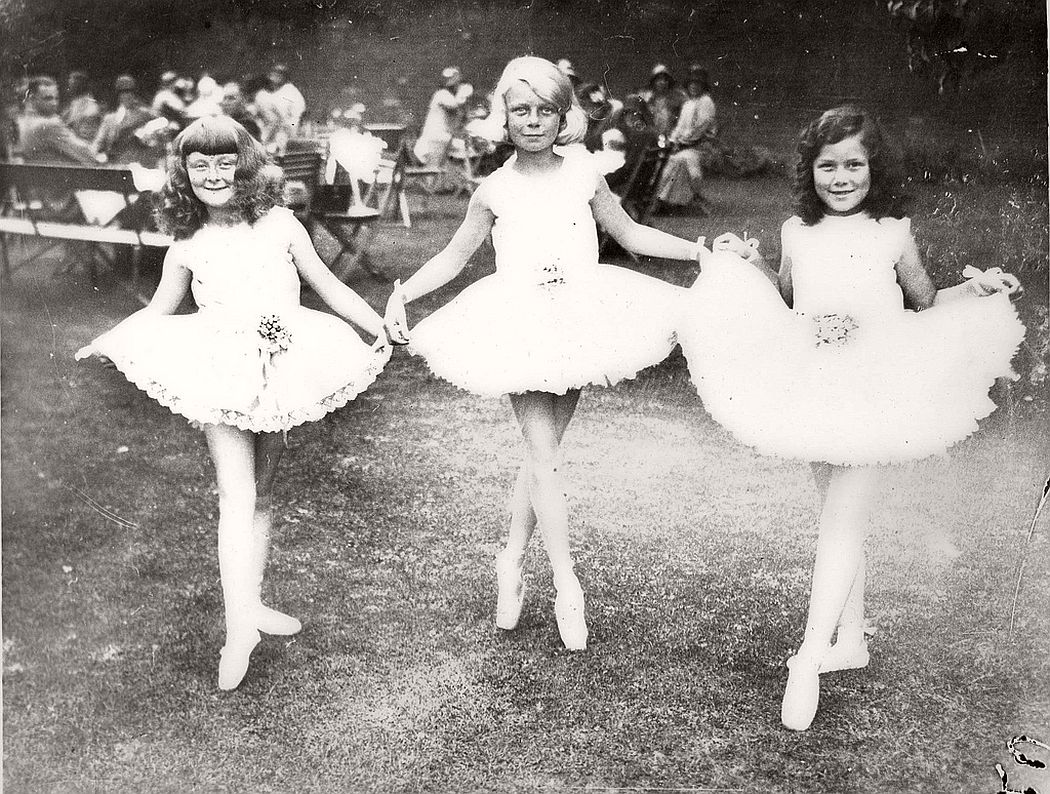 vintage-group-photos-of-dancing-girls-1910s-1930s-04
