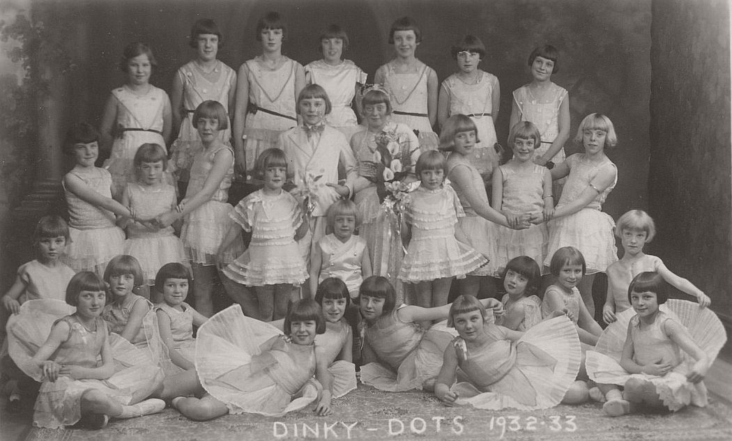 vintage-group-photos-of-dancing-girls-1910s-1930s-06