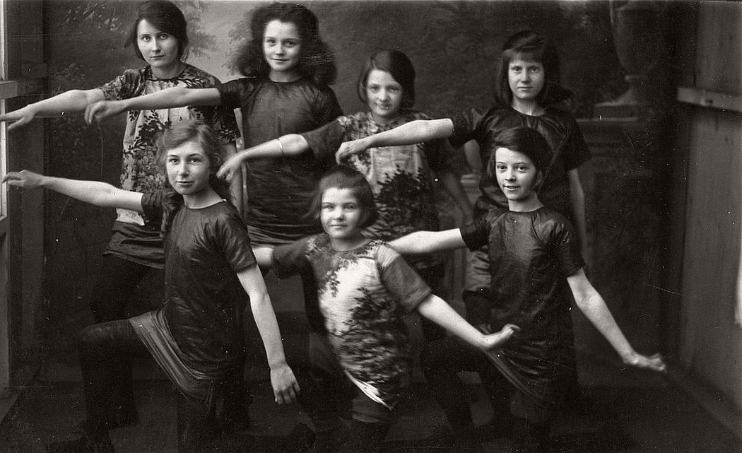 vintage-group-photos-of-dancing-girls-1910s-1930s-09